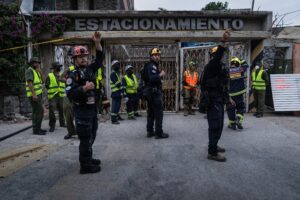 Medio mundo al rescate de Hernán: más de 100 personas de 10 países intentan salvar a un venezolano tras una semana bajo los escombros