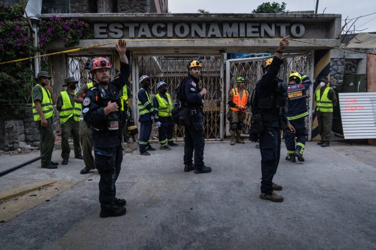 Medio mundo al rescate de Hernán: más de 100 personas de 10 países intentan salvar a un venezolano tras una semana bajo los escombros