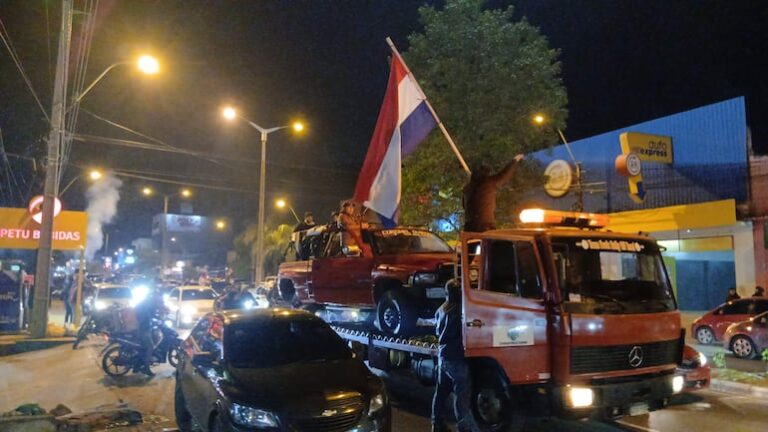 Numerosa caravana en Coronel Oviedo celebra orgullo por selección paraguaya eliminada