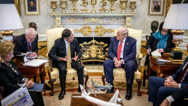 Petro pide a Trump que se retire de la lista Clinton en conversación telefónica