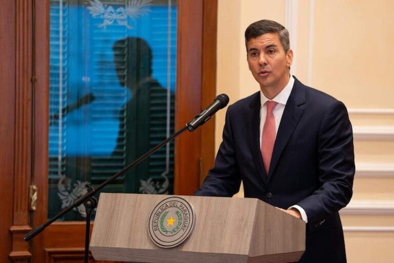 Santiago Peña busca consolidar su poder económico y político en Paraguay