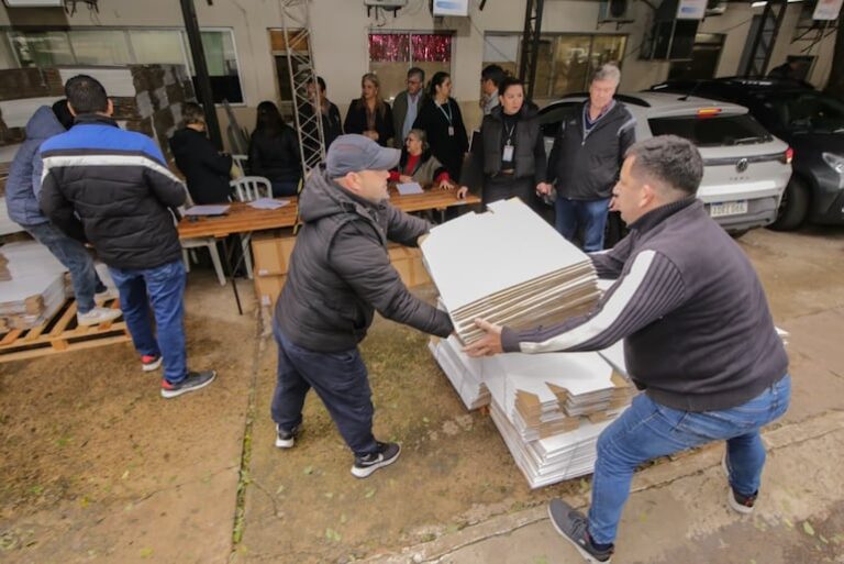 TSJE prepara maletines electorales para elecciones municipales del 4 de octubre