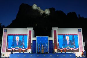 Trump conmemora el 250 aniversario de Estados Unidos en el Monte Rushmore, donde espera verse la cara