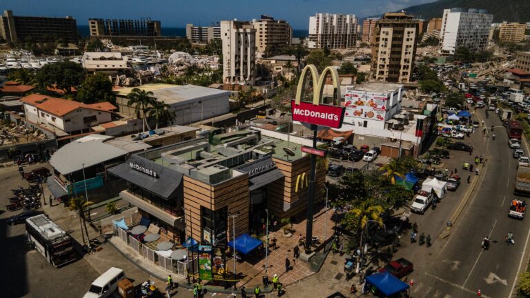 Un McDonald’s reconvertido en hospital: improvisación y desamparo marcan la primera semana del terremoto en Venezuela