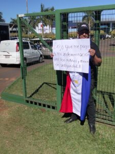 Drama laboral en Pedro Juan Caballero: Exguardia se encadena frente al Shopping China para exigir el pago de su indemnización