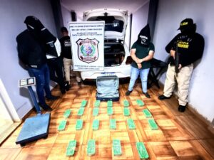 Tres aprehendidos y 21 kilos de pasta base de cocaína incautados en allanamiento de Antinarcóticos