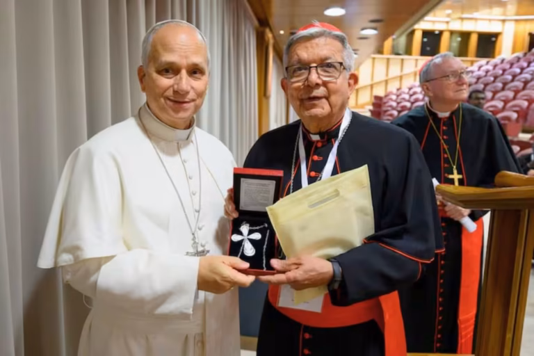 Cardenal Adalberto Martínez renuncia a su cargo de arzobispo de Asunción.