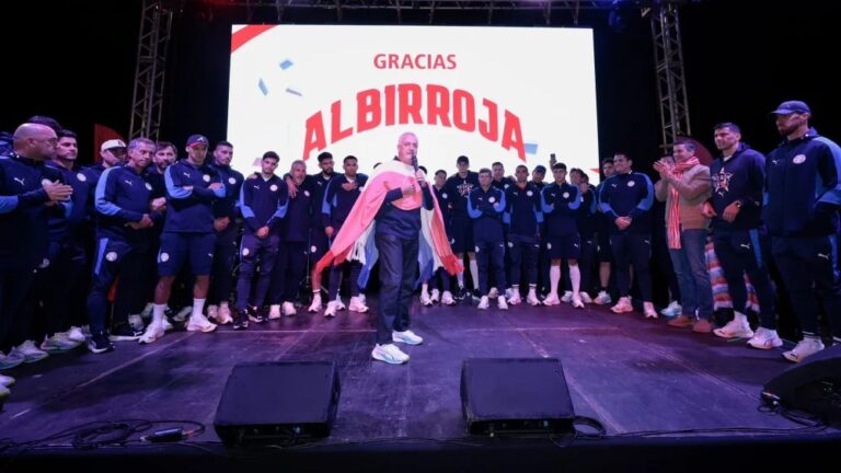 Calurosa bienvenida a la Selección Paraguaya en Luque después del Mundial.