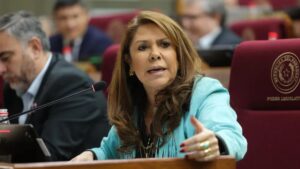 Riesgos legales de Celeste Amarilla por comentarios sobre Mbappé en Francia.