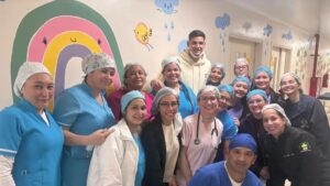 Orlando Gill acompaña a su ahijado en el Hospital Acosta Ñu.