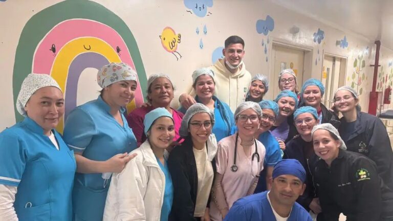 Orlando Gill acompaña a su ahijado en el Hospital Acosta Ñu.