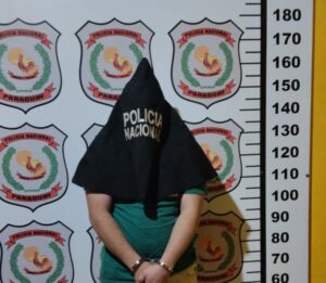 Joven ebrio conduce zigzagueando, escapa en contramano y es detenido.