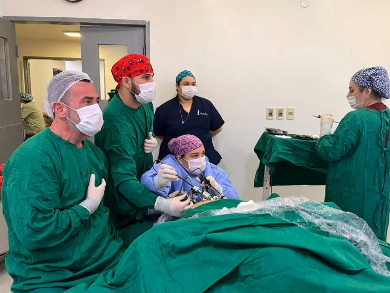 Médica parapléjica tras accidente retoma cirugías después de casi cuatro años.