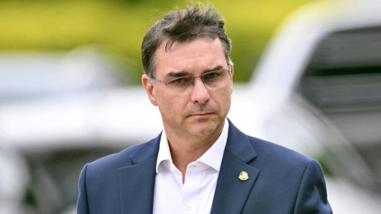 Bolsonaro solicita unidad en apoyo a la candidatura de su hijo Flávio.