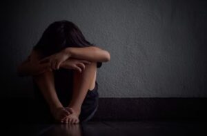 Detienen a hombre por abusar de esposa enferma e hijastras.