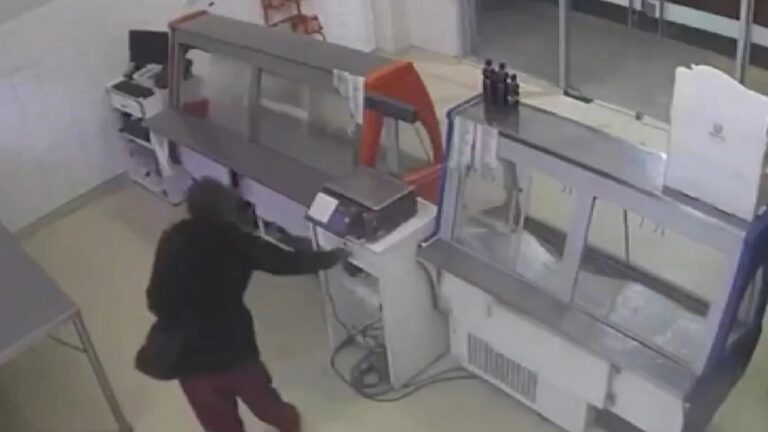 Mujer arrestada en Luque por robar carne de un comercio.