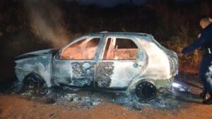 Encuentran auto quemado en PJC tras reciente asesinato en Brasil.