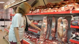 BCP detalla razones del alto precio de carne a pesar del dólar.