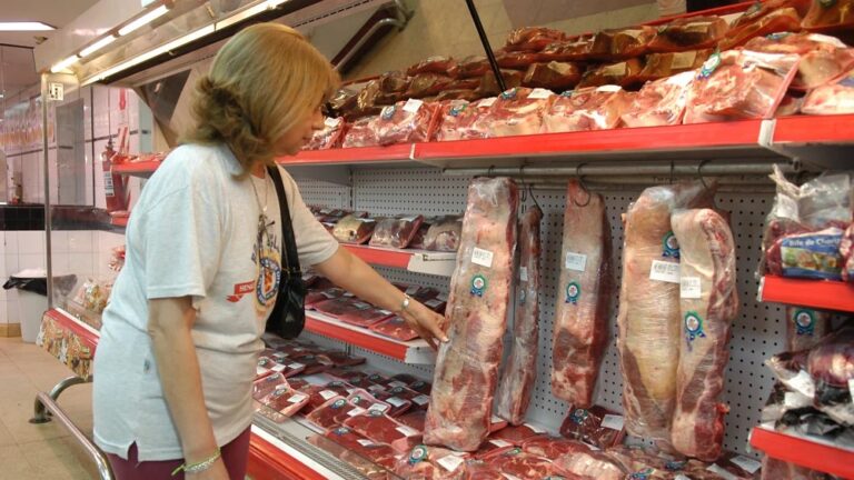 BCP detalla razones del alto precio de carne a pesar del dólar.