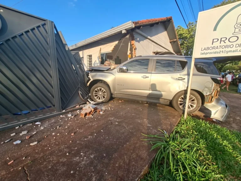 Adolescente de 14 años choca camioneta contra vivienda en Capitán