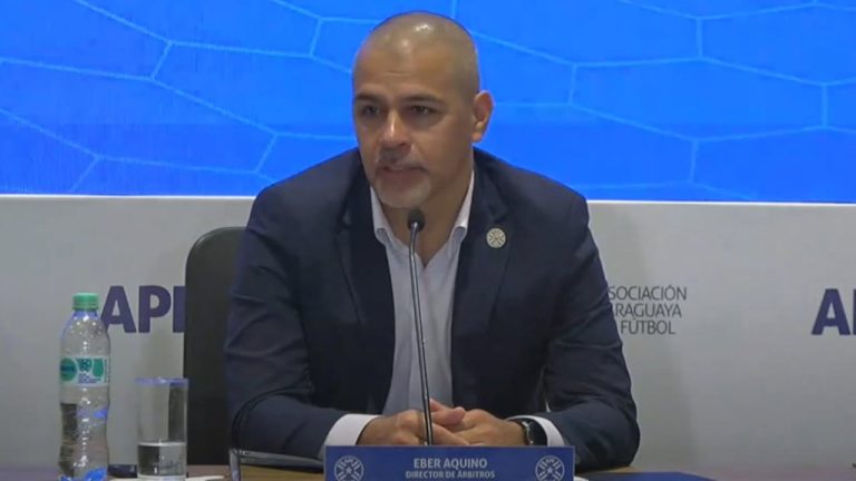 Éber Aquino defiende decisiones arbitrales tras polémica penal en Paraguay