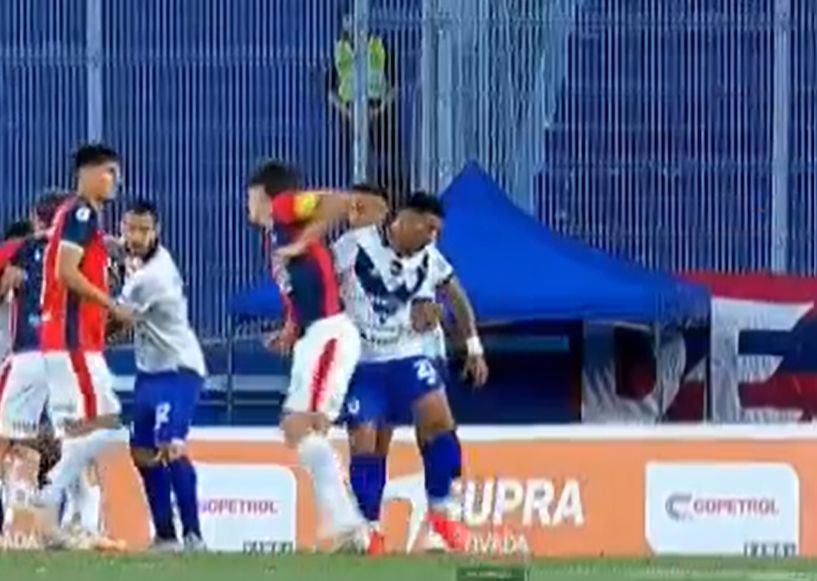 Cerro cuestiona expulsión de Quintana tras intervención del VAR